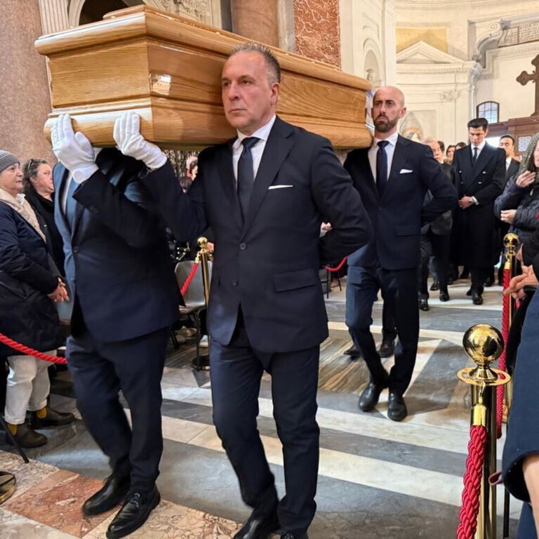 Il feretro di Valentino in chiesa