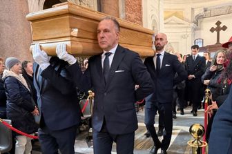 Il feretro di Valentino in chiesa