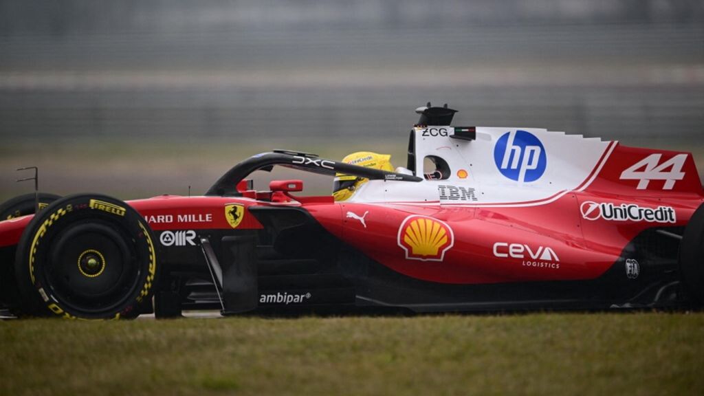 Lewis Hamilton  guida la nuova Ferrari SF-26 sul circuito di Fiorano