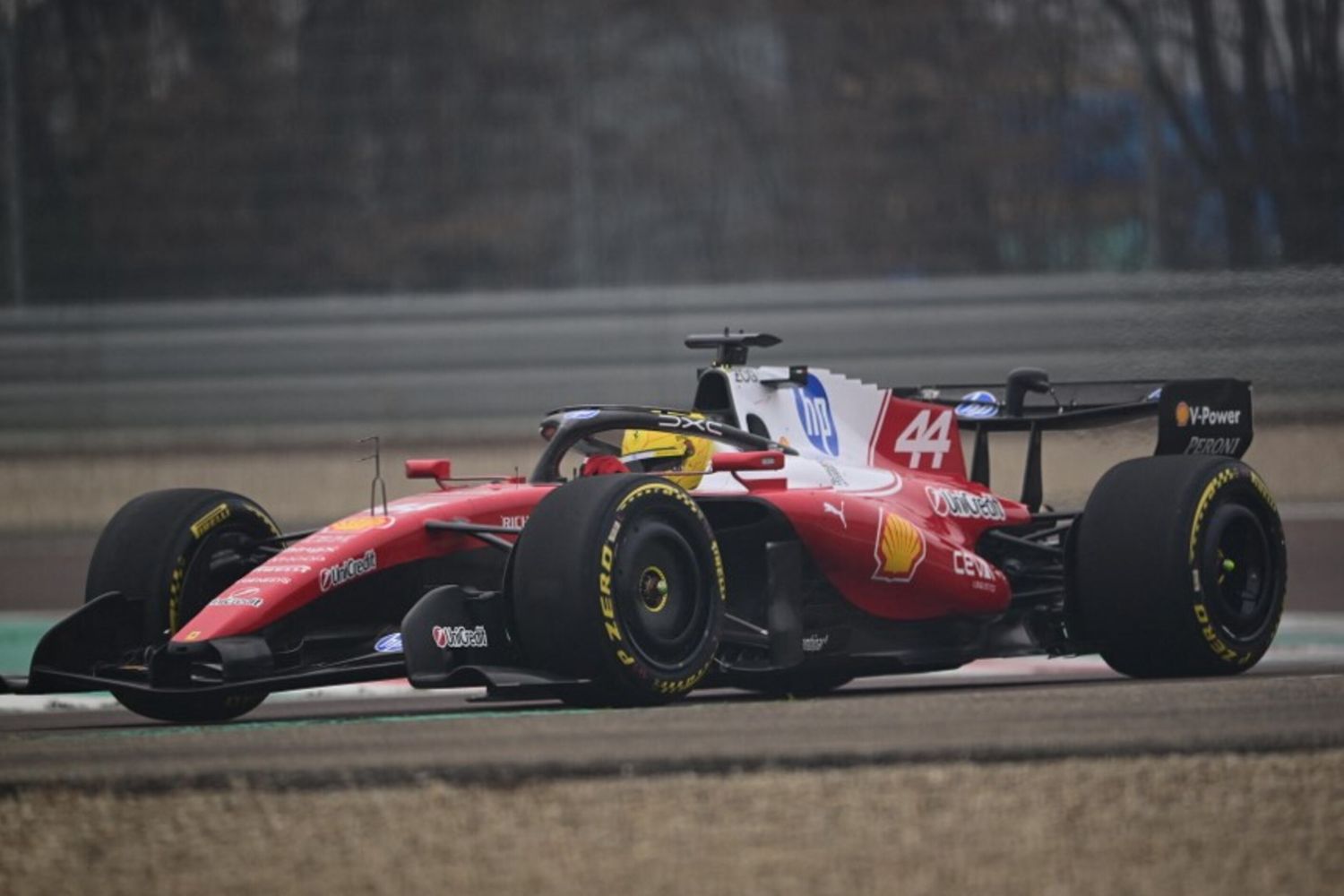 Lewis Hamilton con la nuova Ferrari SF-26 al Circuito di Fiorano