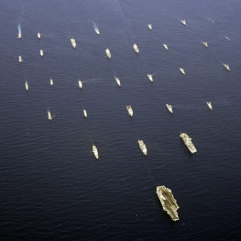 La portaerei USS Abraham Lincoln guida una formazione di navi e sottomarini