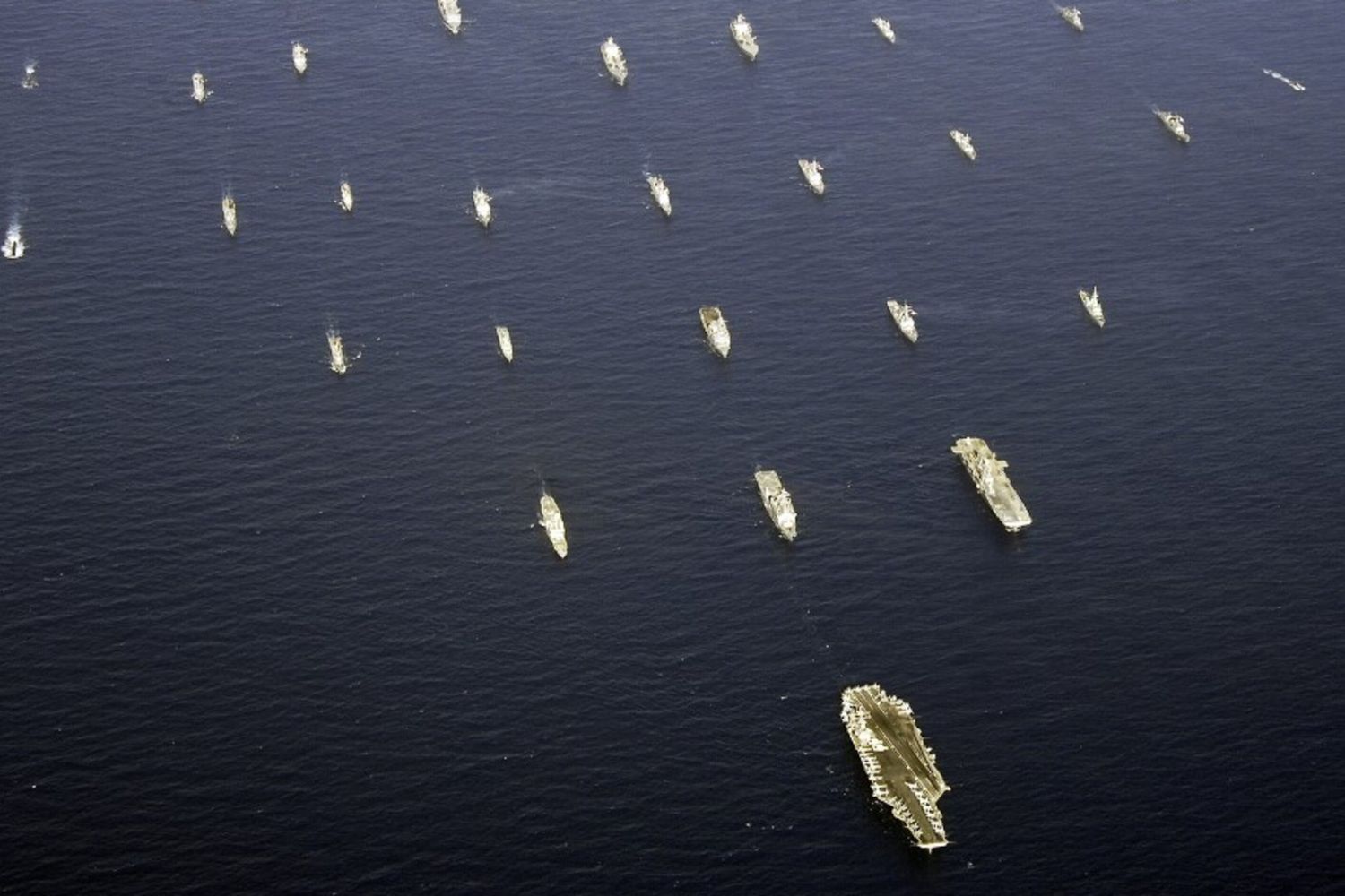 La portaerei USS Abraham Lincoln guida una formazione di navi e sottomarini