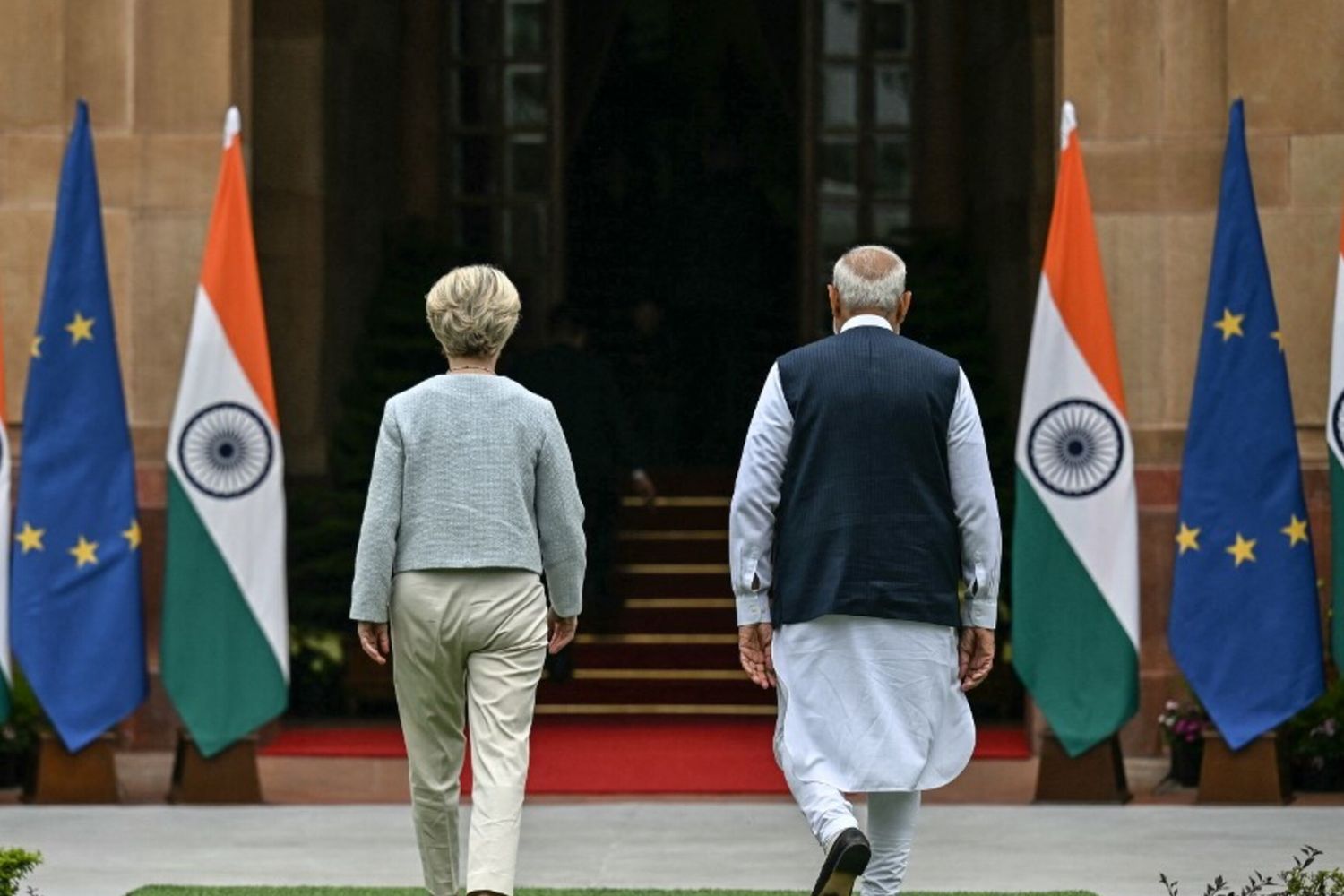 La Presidente della Commissione Europea Ursula von der Leyen con il Primo Ministro indiano Narendra Modi