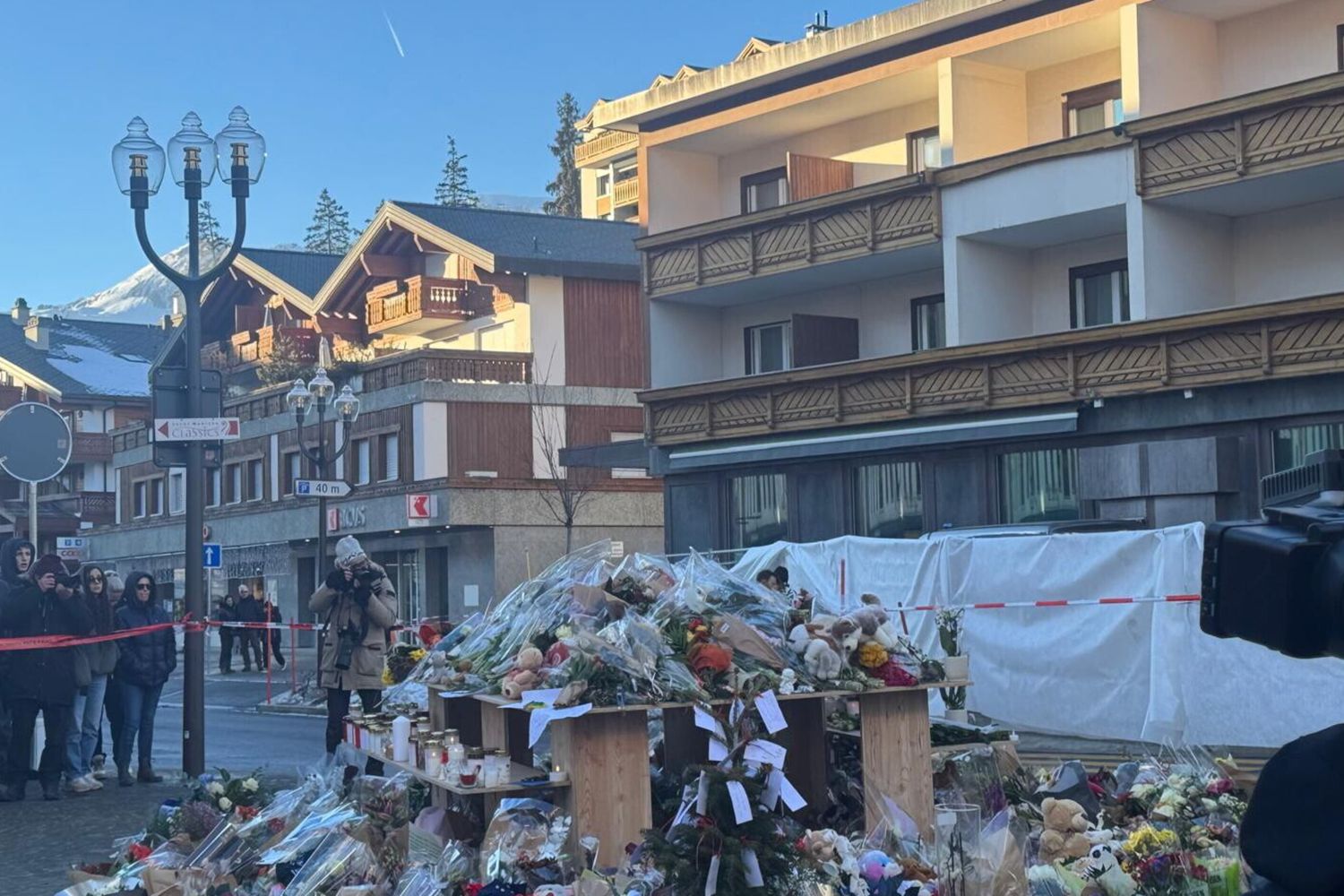 Fiori e messaggi davanti al risto-pub dove è avvenuta la tragedia a Crans-Montana