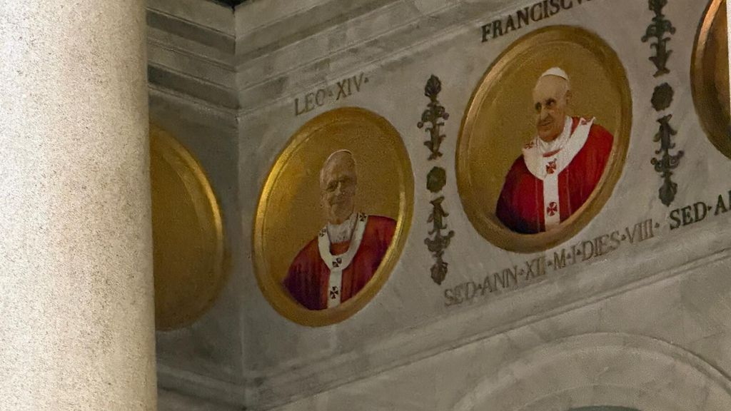 Il tondo che ritrae Papa Leone XIV in attesa di essere illuminato