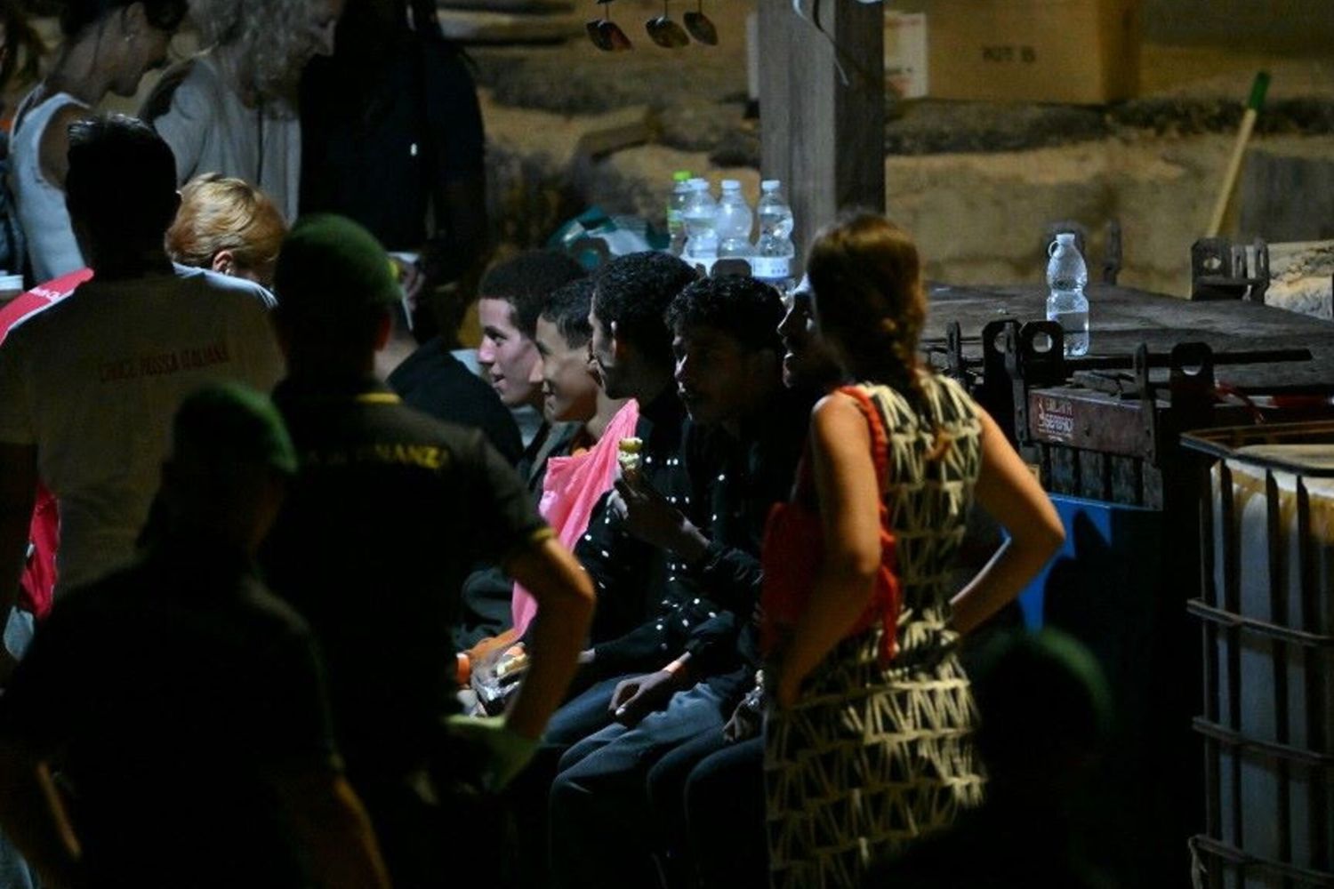 Migranti sbarcano a Lampedusa dopo essere stati salvati nell'agosto scorso