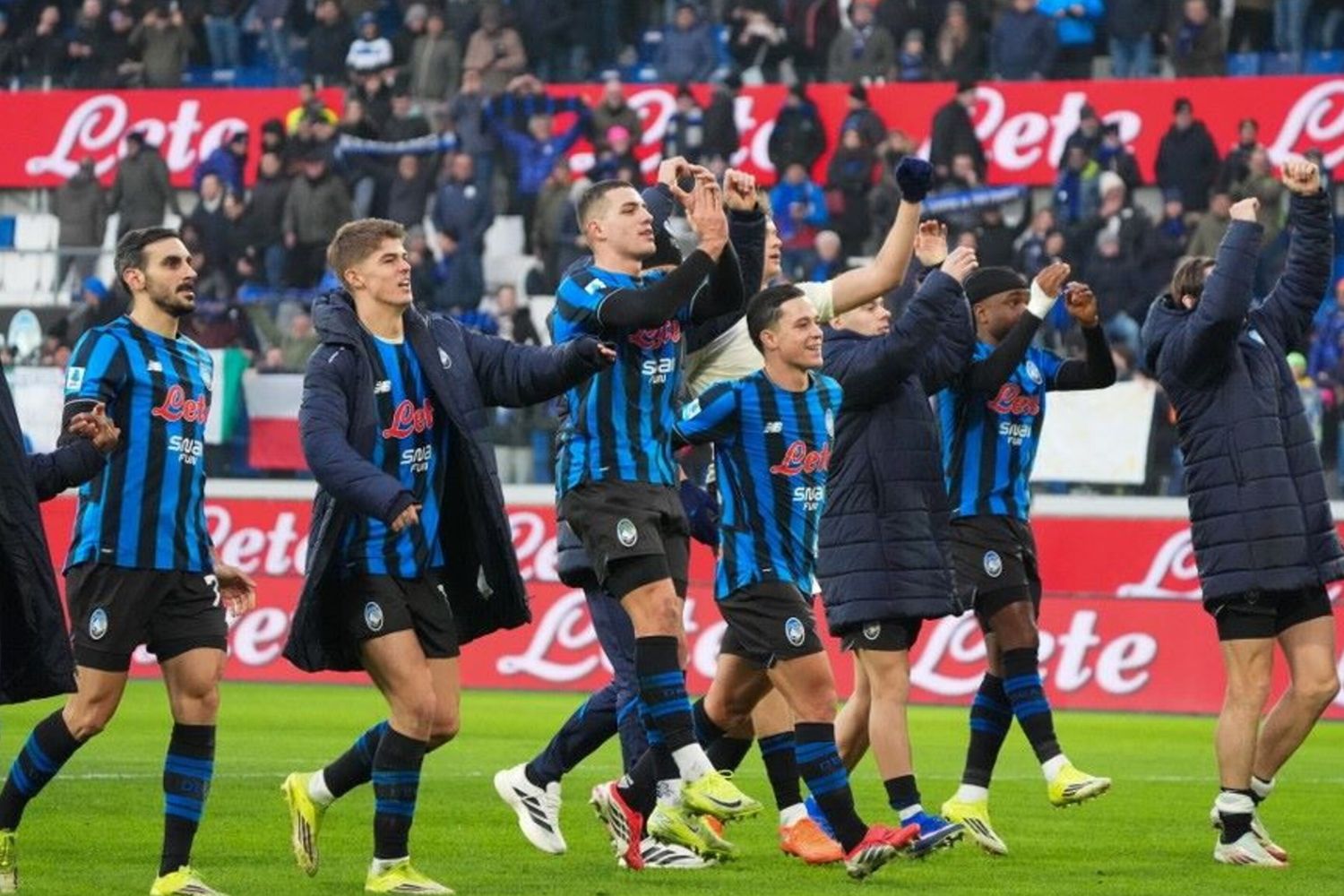 L'Atalanta festeggia la vittoria con il Parma