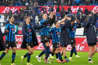 L'Atalanta festeggia la vittoria con il Parma