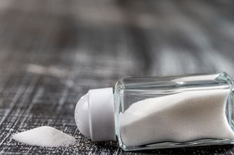 Ridurre il sale fa bene al cuore