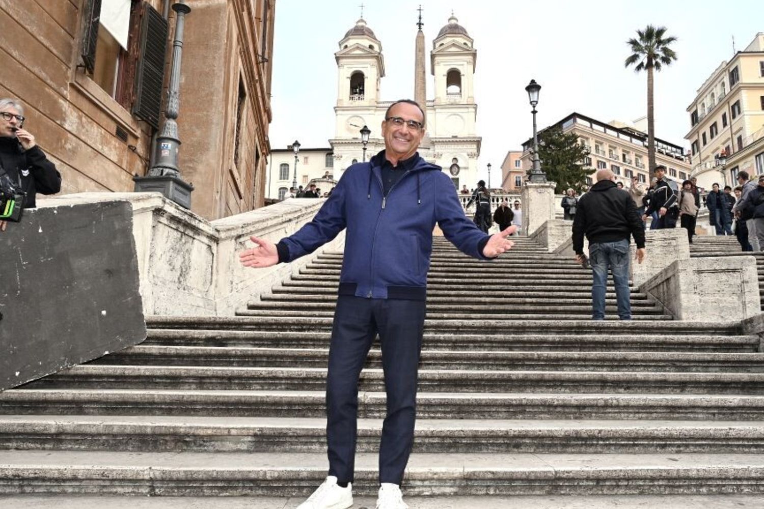 Carlo Conti in piazza di Spagna per la registrazione di "Tutti cantano Sanremo"