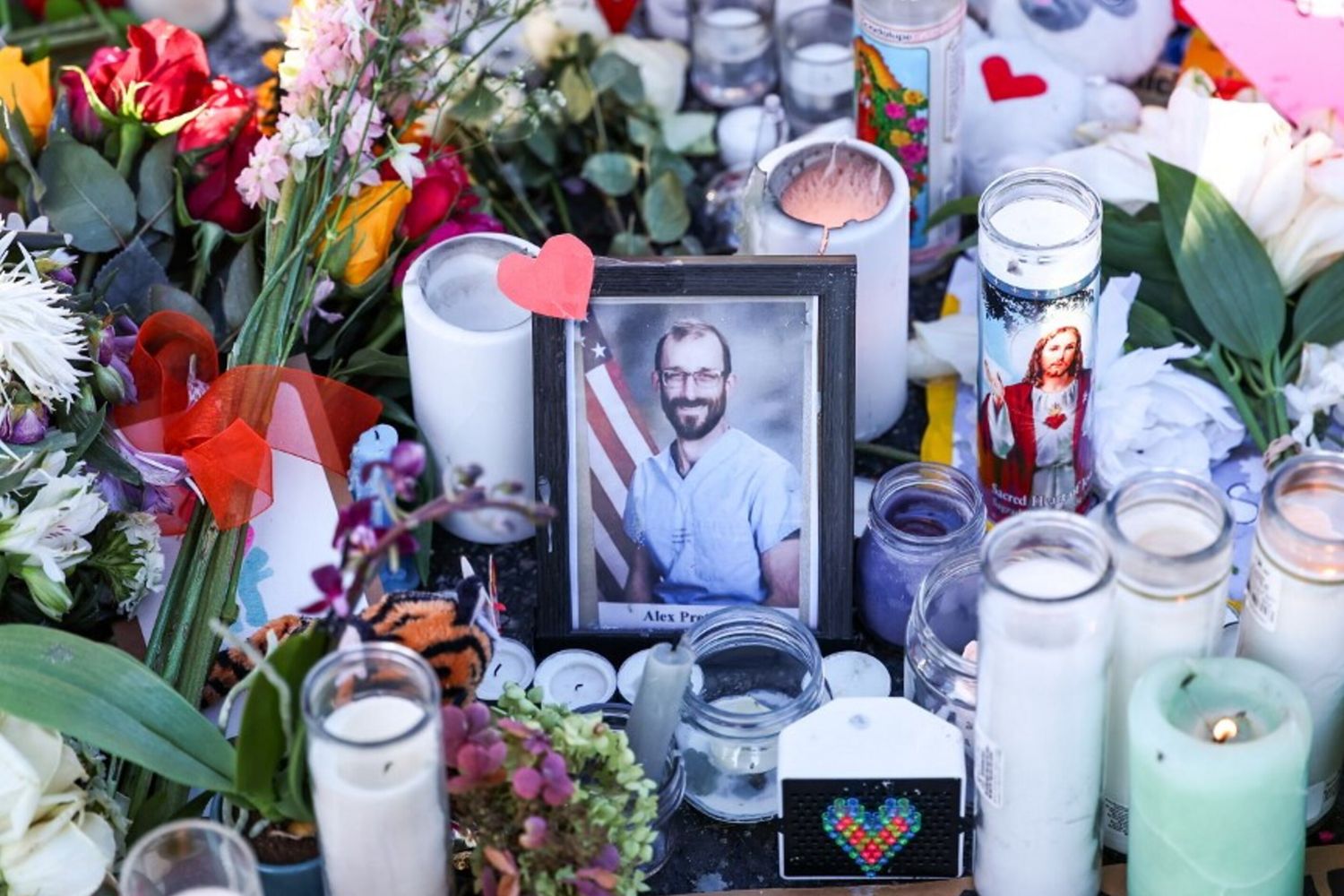 Fiori per Alex Pretti