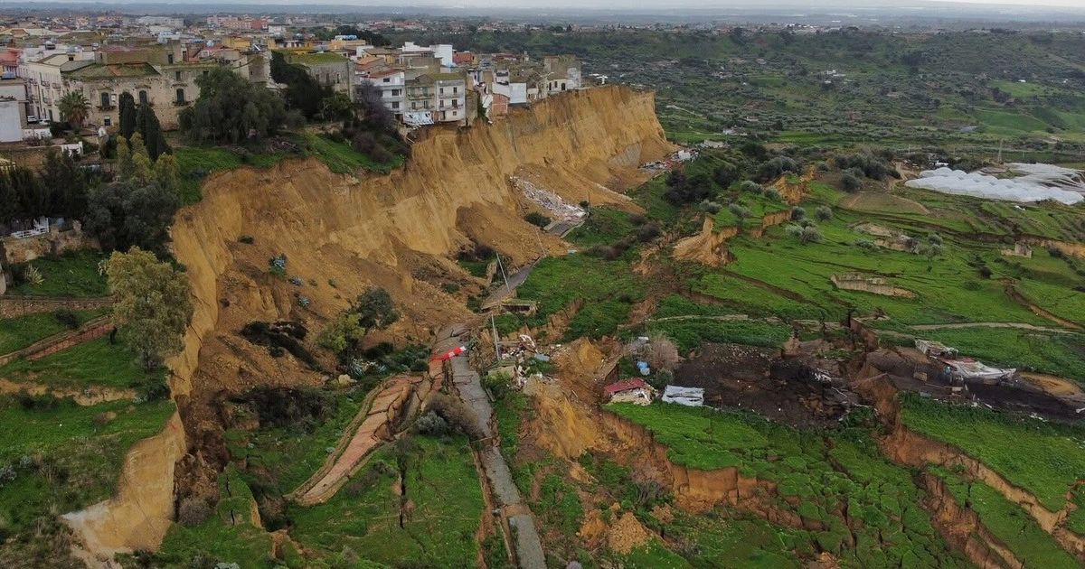 Meloni, blitz a Niscemi. Vertice con il capo della Protezione Civile [VIDEO]