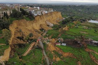 Meloni, blitz a Niscemi. Vertice con il capo della Protezione Civile [VIDEO]
