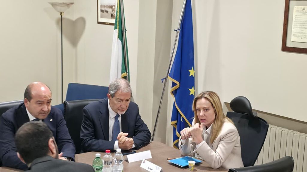 Meloni, sopralluogo a Niscemi. La procura di Gela indaga per disastro colposo