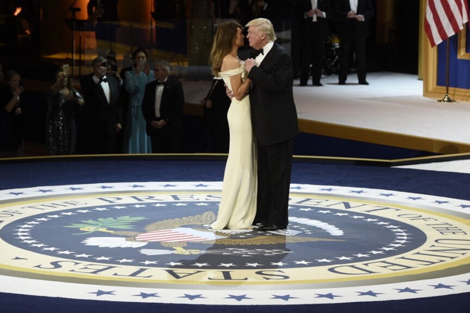 Donald Trump alla cerimonia di insediamento insieme alla moglie Melania