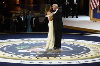 Donald Trump alla cerimonia di insediamento insieme alla moglie Melania