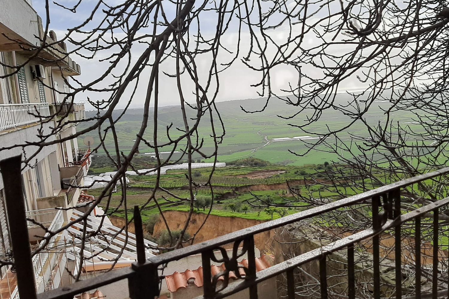 Pioggia e paura a Niscemi, la collina scivola ancora