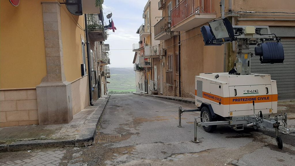 Pioggia e paura a Niscemi, la collina scivola ancora