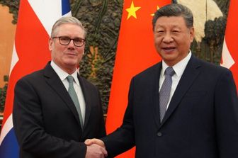 Il presidente cinese Xi Jinping e il primo ministro britannico Keir Starmer