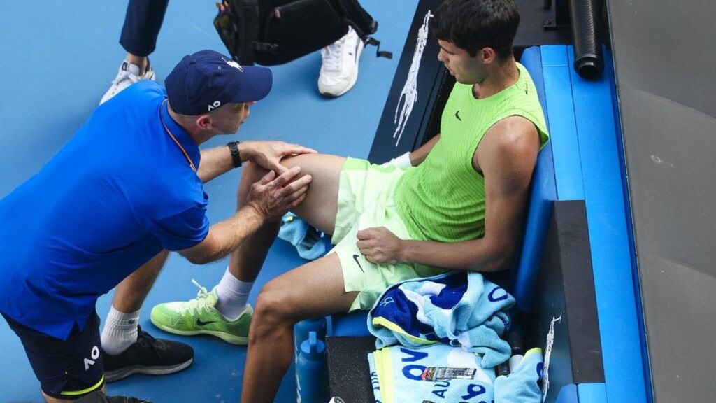 Alacaraz durante il medical time out nel match vinto contro Zverev