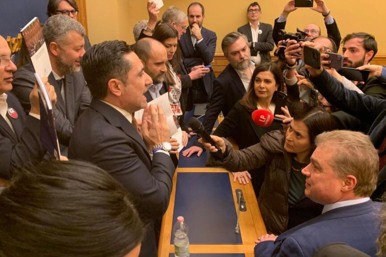 Le opposizioni occupano la sala stampa della Camera