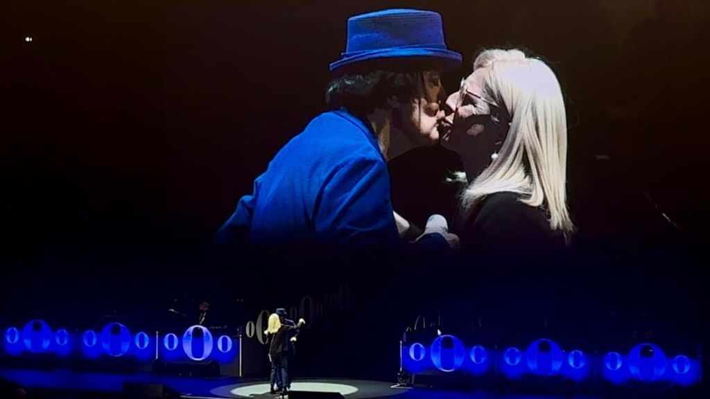 Reato Zero bacia la fan al concerto del 29 gennaio al Palazzo dello sport di Roma