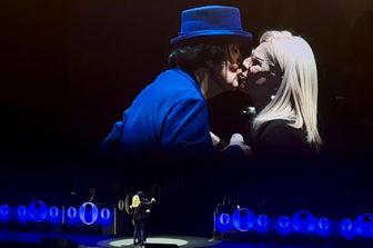 Reato Zero bacia la fan al concerto del 29 gennaio al Palazzo dello sport di Roma