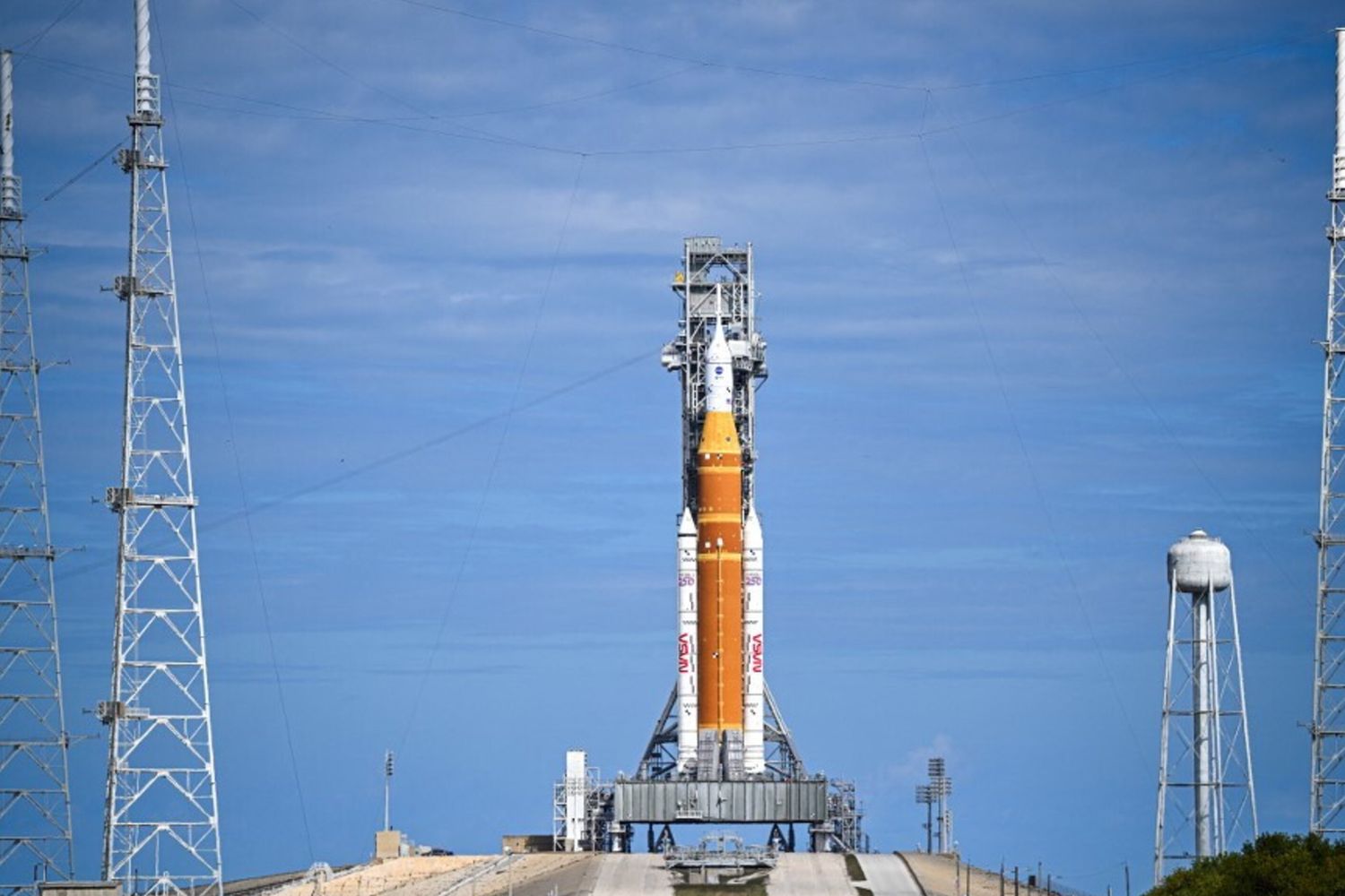 Il razzo Space Launch System e la navicella spaziale Orion, integrati per la missione Artemis II