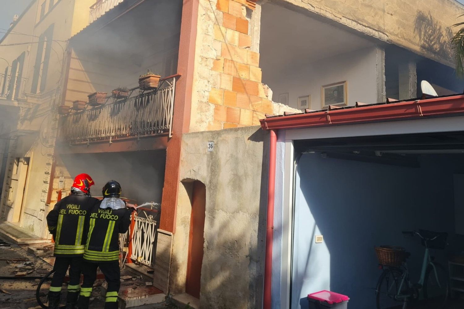 Esplosione nel Barese: crolla palazzina ad Adelfia, due morti