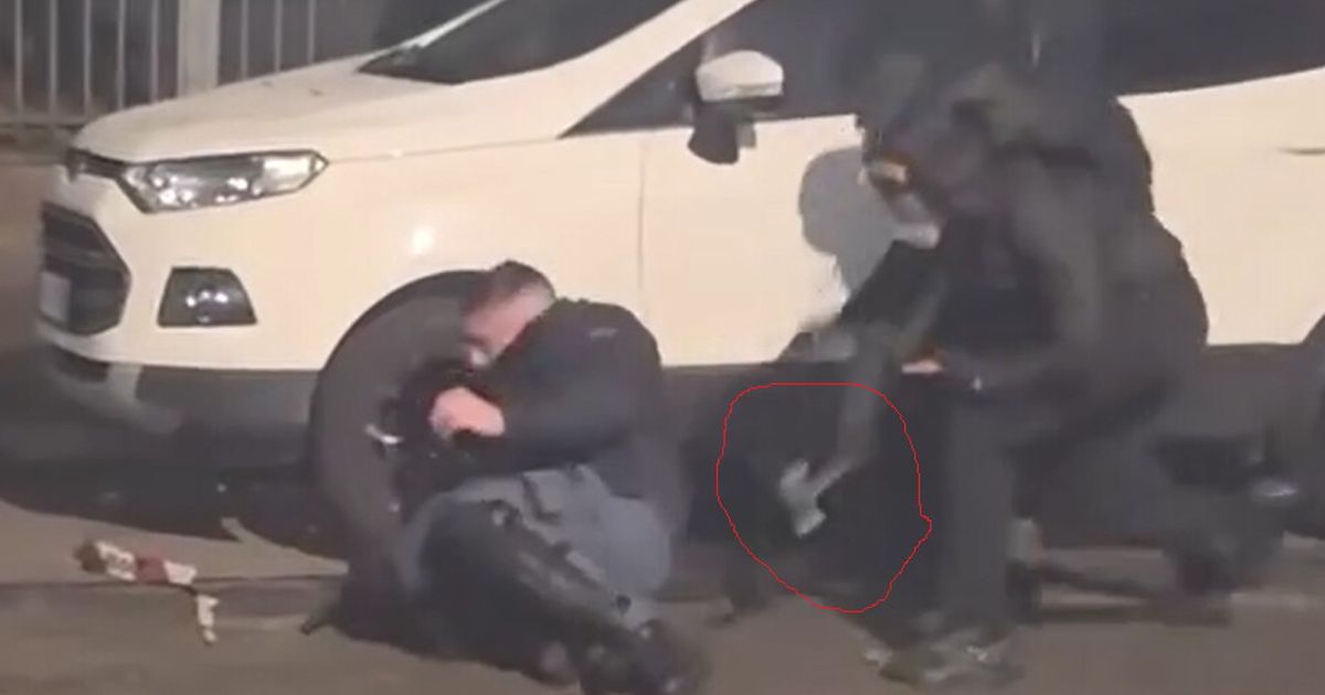 Poliziotto isolato e picchiato da antagonisti incappucciati, colpito con un martello