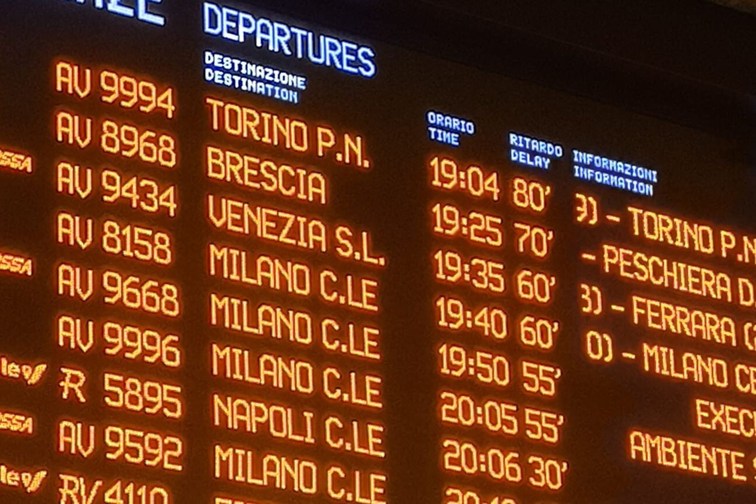 Ritardi segnalati sui tabelloni delle stazioni