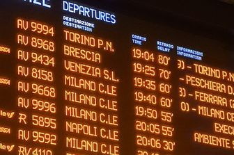 Ritardi segnalati sui tabelloni delle stazioni