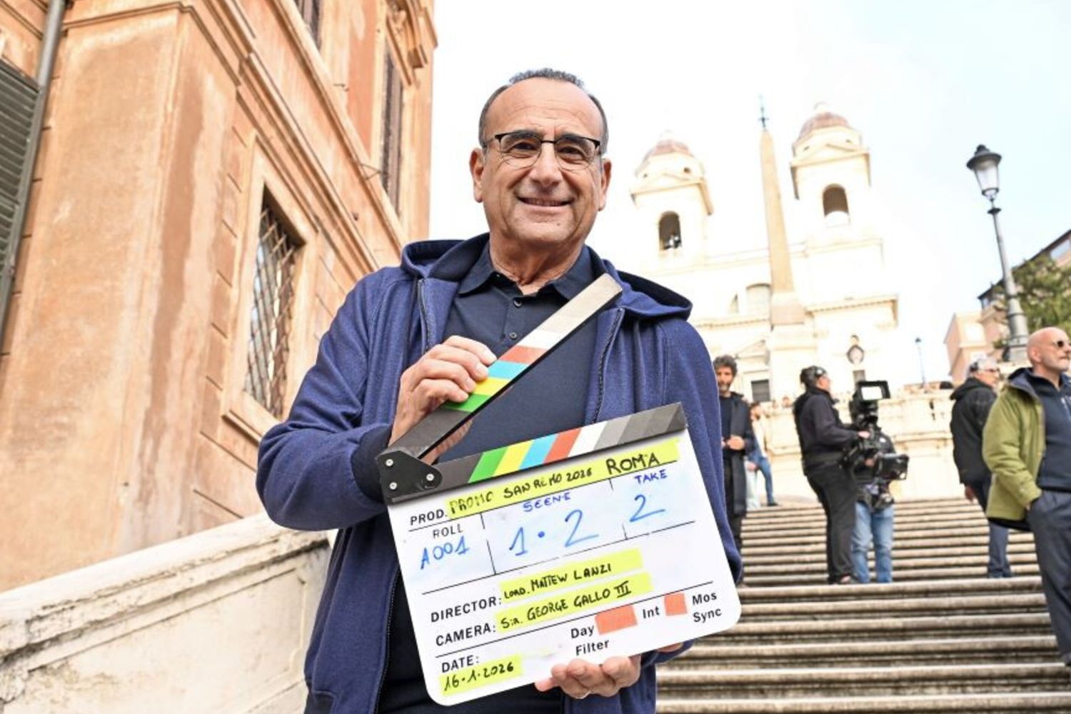 Carlo Conti in piazza di Spagna per lo spot su Sanremo
