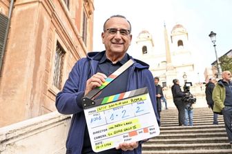 Carlo Conti in piazza di Spagna per lo spot su Sanremo