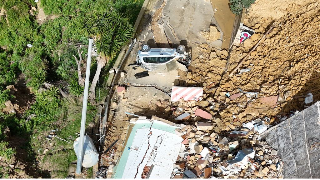 L'automobile che è stata a lungo in bilico sulla frana di Niscemi è precipitata