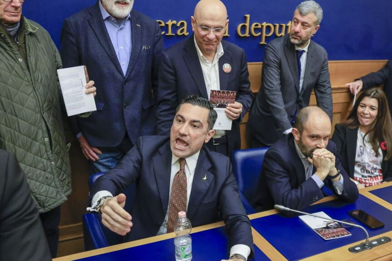 Contestazione per la conferenza stampa del Comitato Remigrazione e Riconquista