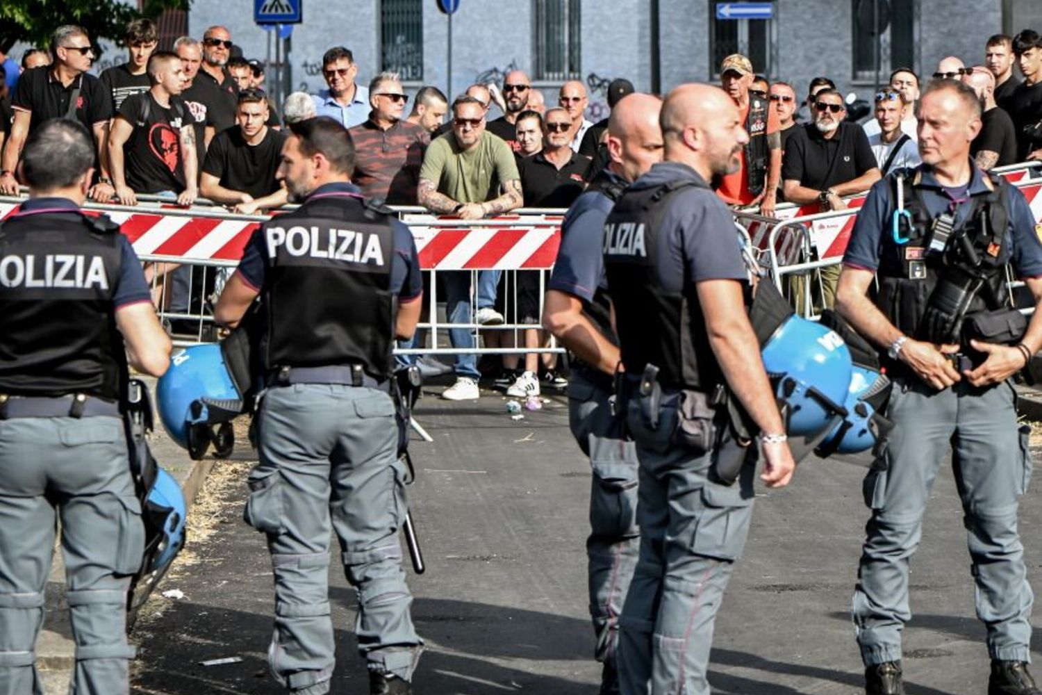 Tifosi Milan e Inter davanti all'aula bunker di Milano