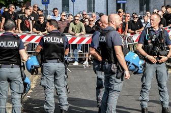 Tifosi Milan e Inter davanti all'aula bunker di Milano