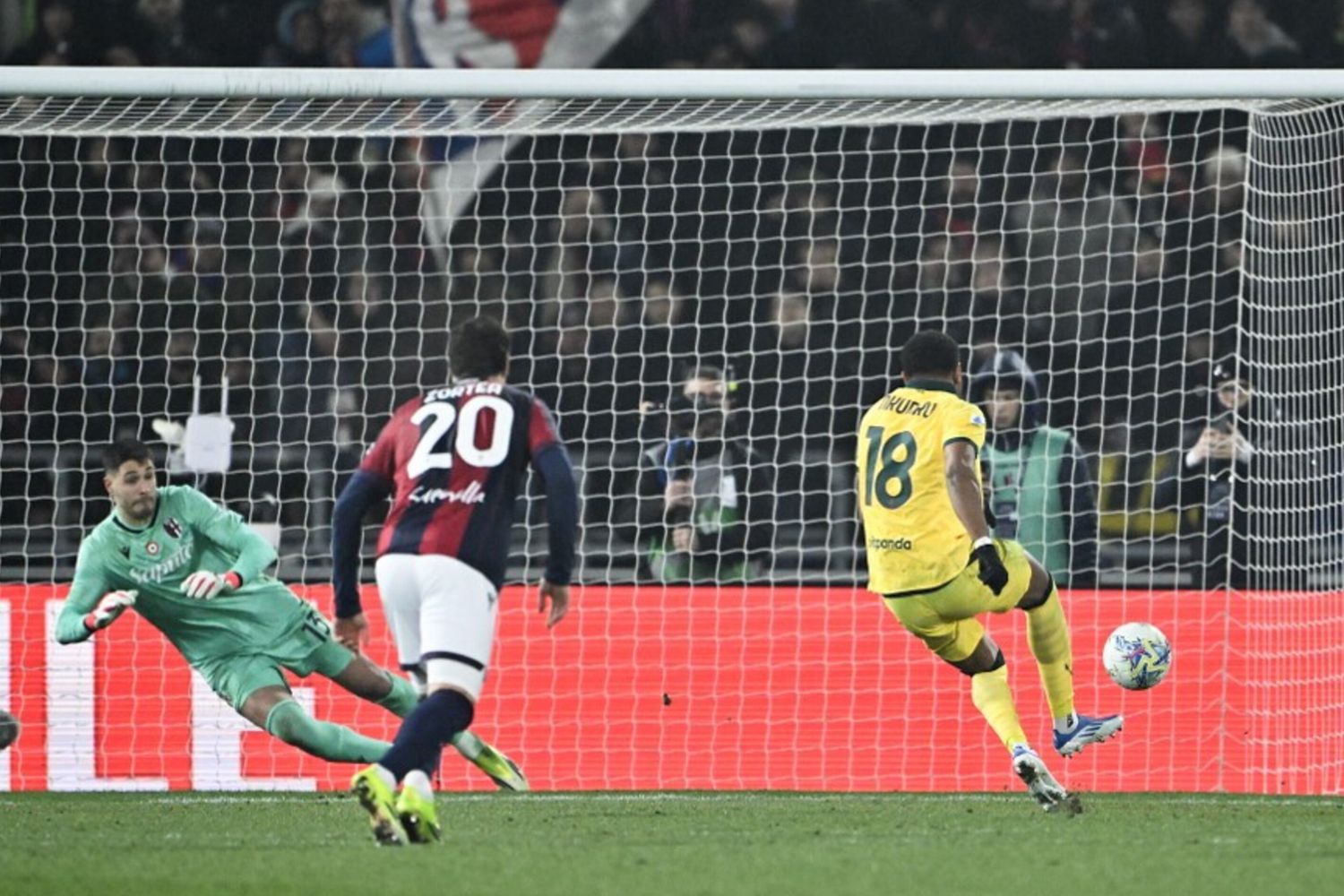 Christopher Nkunku calcia il rigore