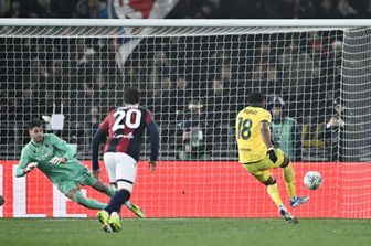 Christopher Nkunku calcia il rigore