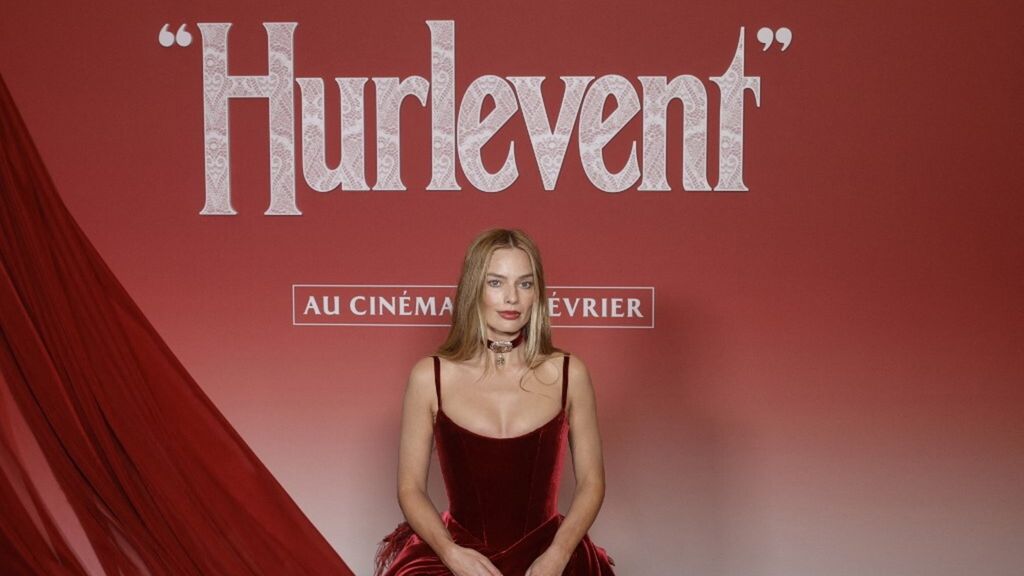 Margot Robbie incendia Parigi per la première di "Cime Tempestose"