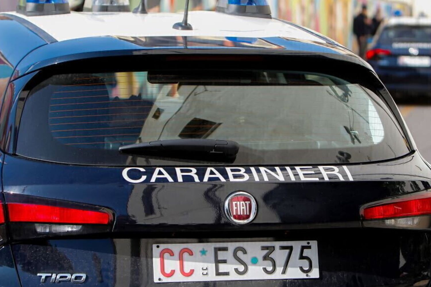 Sedia lanciata da una finestra, ferita una studentessa a La Spezia