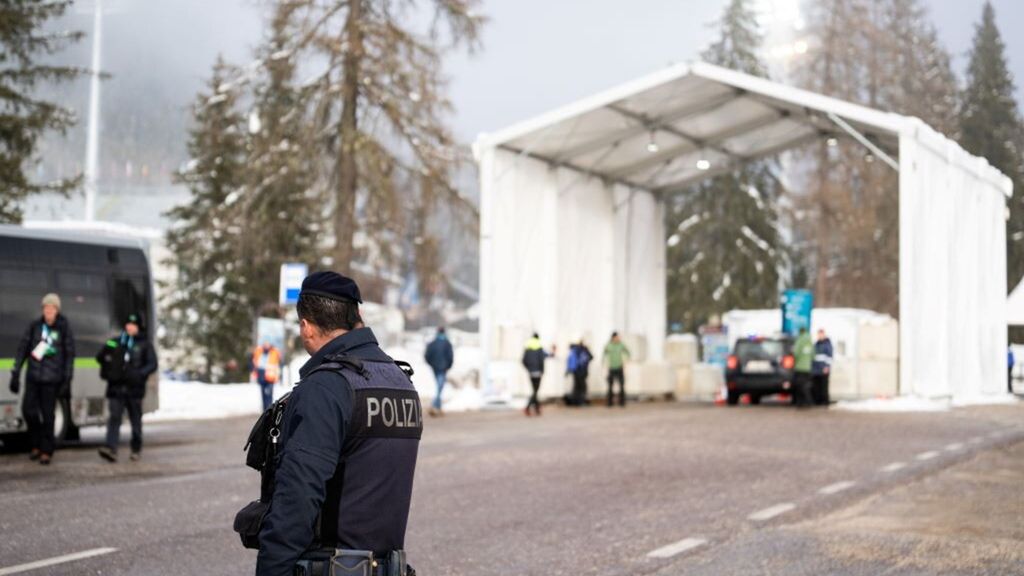 Polizia fuori dall'Arena del Biathlon di Anterselva