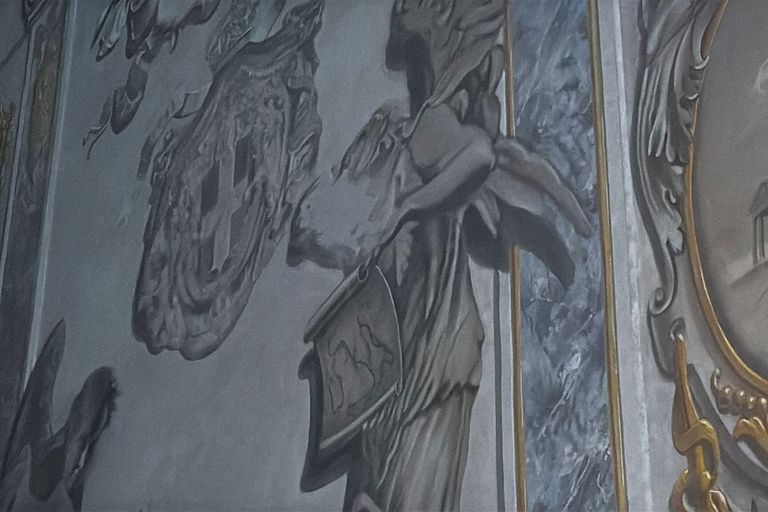 Cancellato il volto dell'angelo con l'immagine di Giorgia Meloni