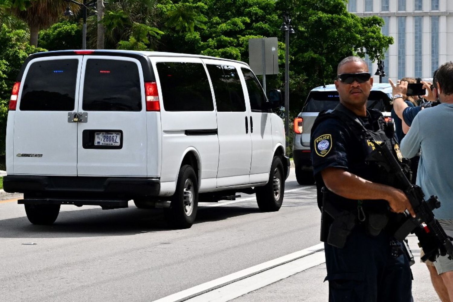 Ryan Routh viene portato via in un van dalla polizia in Florida