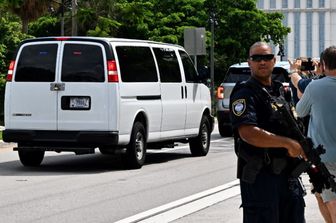 Ryan Routh viene portato via in un van dalla polizia in Florida
