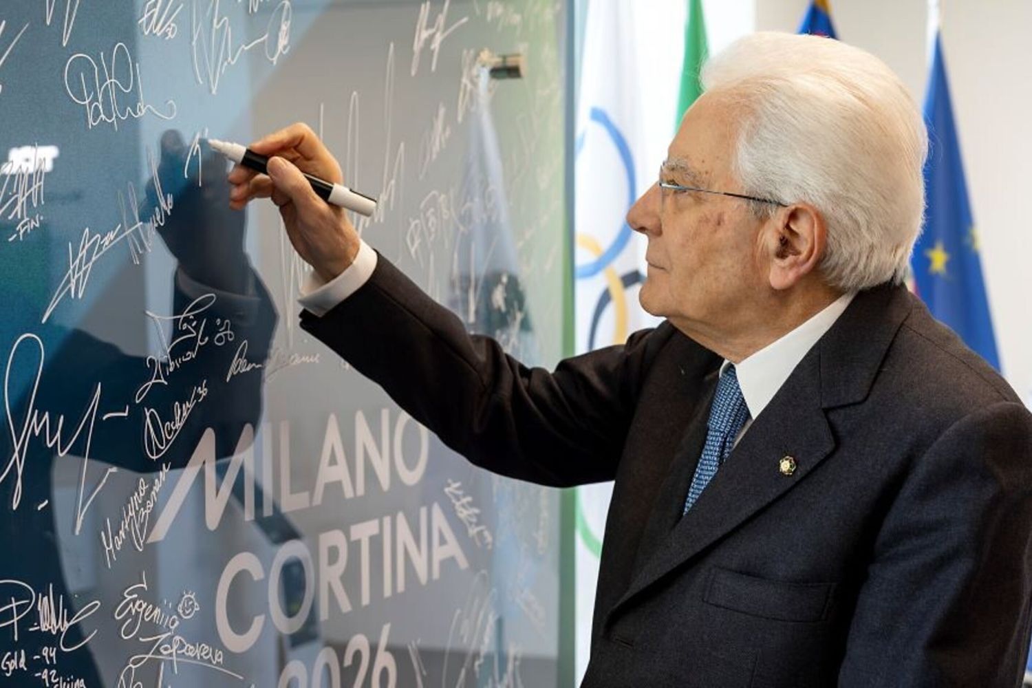 Il Presidente della Repubblica Sergio Mattarella in occasione della visita al villaggio olimpico di Milano Cortina 2026
