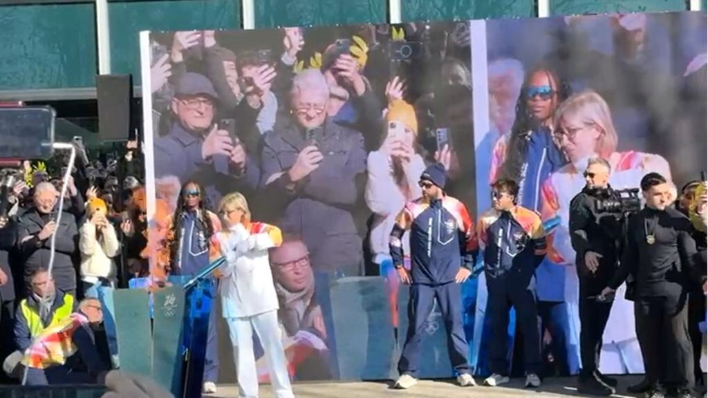 La fiaccola olimpica alla sede dell'ENI a San Donato Milanese