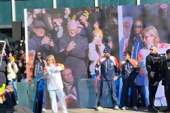 La fiaccola olimpica alla sede dell'ENI a San Donato Milanese