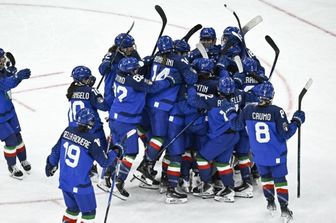 Le giocatrici italiane di Hockey festeggiano la vittoria della partita contro la  Francia